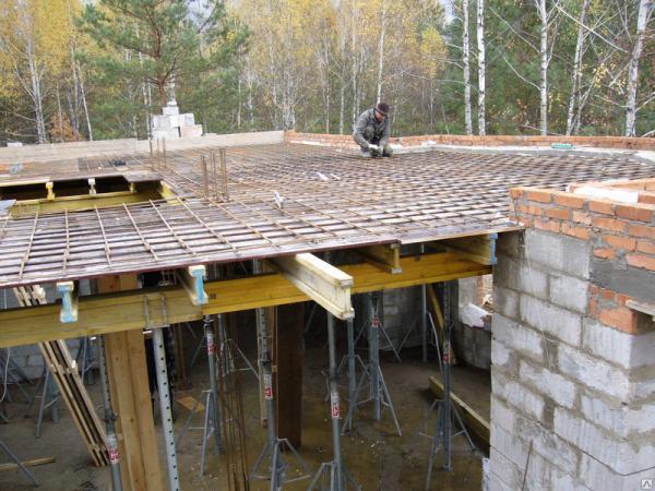 Черновая обшивка балок перекрытия доской